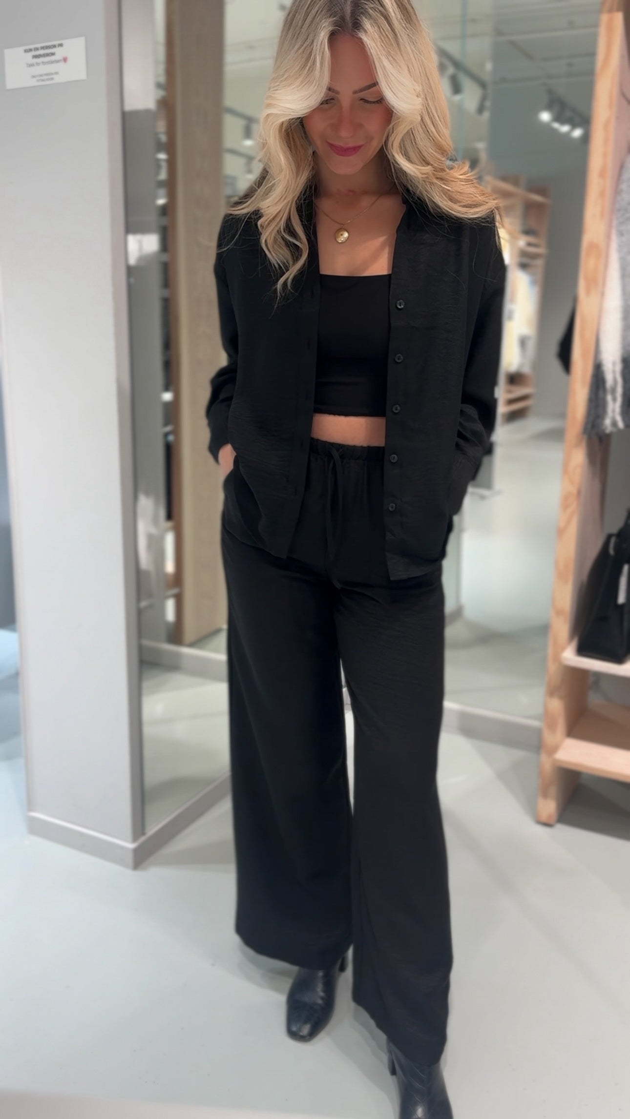 VMMELANEY Trousers - Black